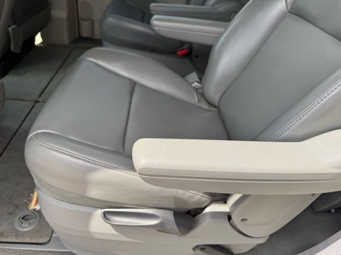 Used 2010 Volkswagen Routan SE image 30