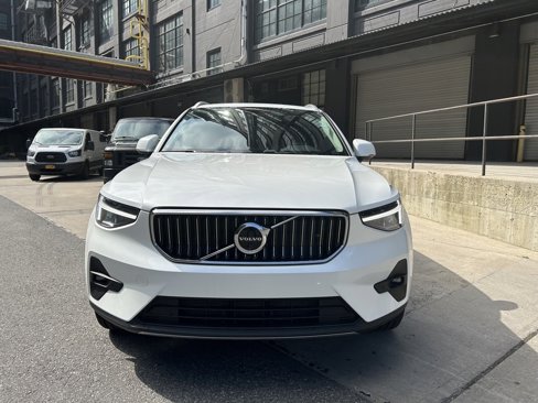 Certified 2025 Volvo XC40 B5 Plus image 1