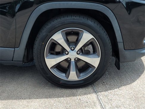 Used 2019 Jeep Cherokee Limited image 11