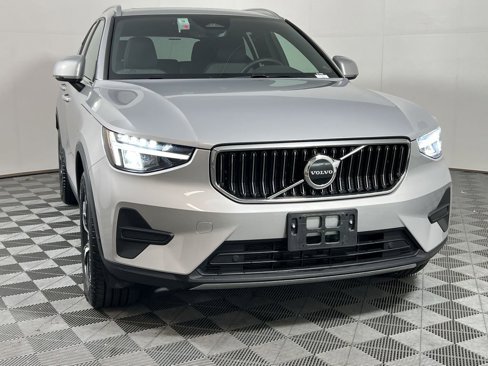 Certified 2025 Volvo XC40 B5 Core image 4