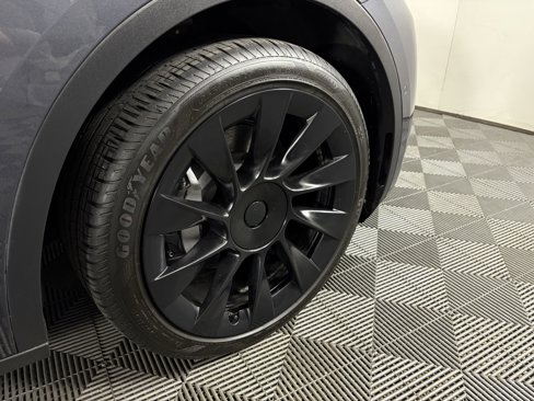 Used 2022 Tesla Model Y Long Range image 9