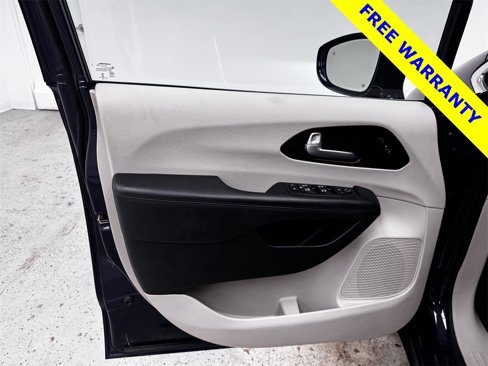 Used 2018 Chrysler Pacifica Limited image 9