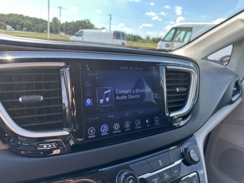 Used 2017 Chrysler Pacifica Touring image 29