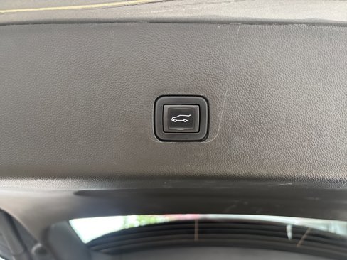 Used 2021 Chevrolet Traverse RS image 37