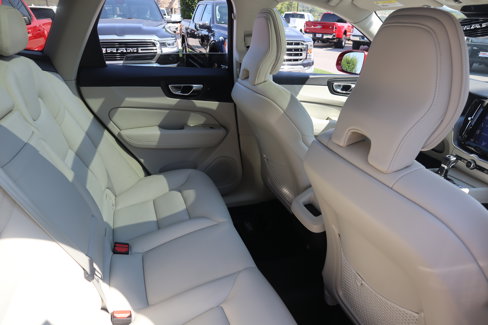 Used 2020 Volvo XC60 T5 Momentum image 30