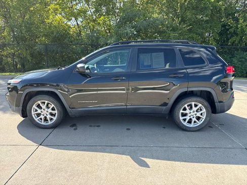 Used 2016 Jeep Cherokee Sport image 2