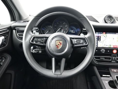 Certified 2025 Porsche Macan image 13