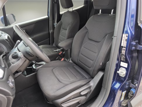 Used 2021 Jeep Renegade Latitude w/ Luxury Group I image 16