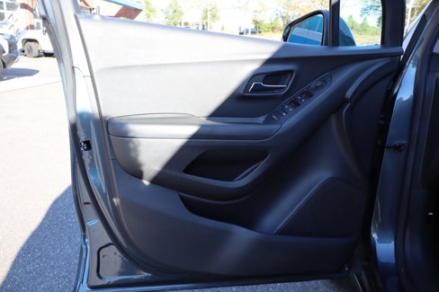 Used 2022 Chevrolet Trax LT w/ LT Convenience Package image 6