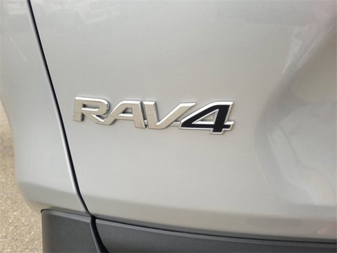 Used 2021 Toyota RAV4 LE image 10