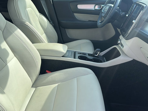 Used 2020 Volvo XC40 T5 Momentum w/ Protection Package Premier image 23