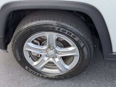 Used 2023 Jeep Compass Latitude image 9