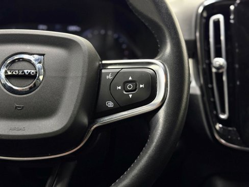 Used 2021 Volvo XC40 T5 Momentum image 18