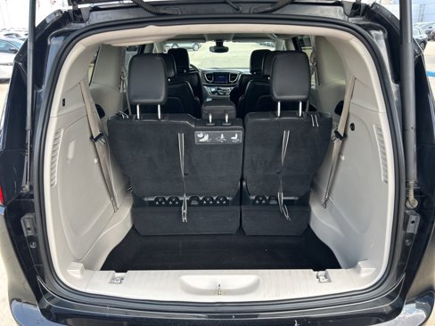 Used 2017 Chrysler Pacifica Touring-L image 9