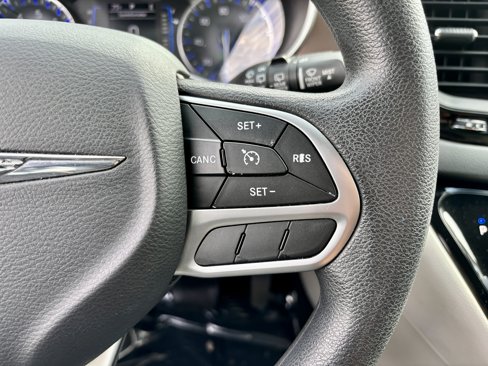 Used 2017 Chrysler Pacifica LX image 28