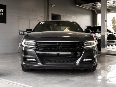 Used 2019 Dodge Charger SXT w/ Blacktop Package image 3
