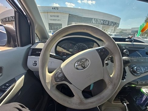 Used 2013 Toyota Sienna LE image 4