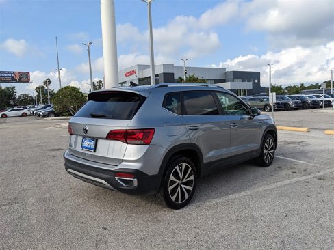 Certified 2024 Volkswagen Taos SE image 7