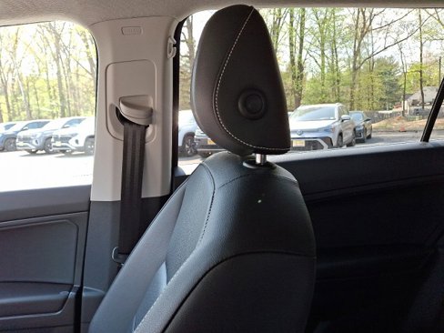 Certified 2021 Volkswagen Tiguan SE image 17