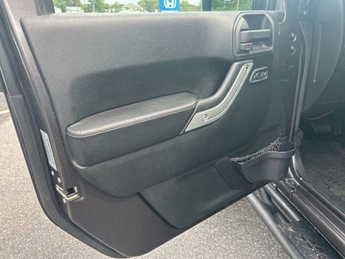 Used 2016 Jeep Wrangler Unlimited Rubicon image 13