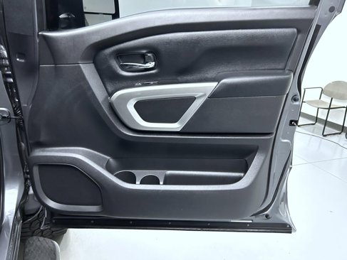 Used 2017 Nissan Titan SV image 16