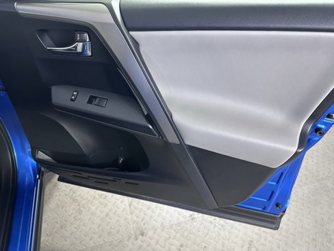 Used 2018 Toyota RAV4 XLE image 9