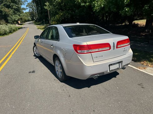 Used 2010 Lincoln MKZ image 9