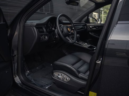 Certified 2025 Porsche Macan image 4