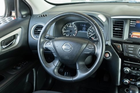 Used 2020 Nissan Pathfinder SV image 6