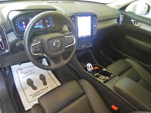 Used 2025 Volvo XC40 B5 Plus image 12