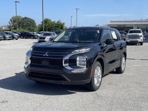 Used 2023 Mitsubishi Outlander ES image 3