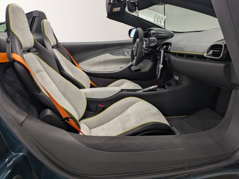 Used 2025 McLaren Artura Spider image 18