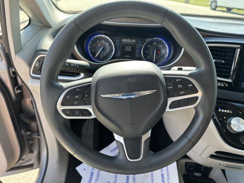 Used 2017 Chrysler Pacifica Touring image 24