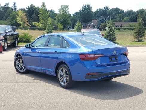 Used 2024 Volkswagen Jetta SE image 3