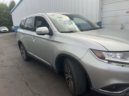 Used 2020 Mitsubishi Outlander SE image 2
