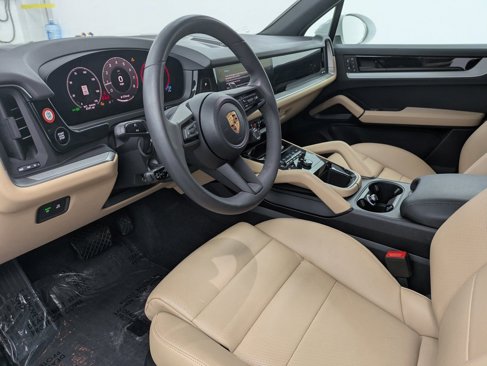 Used 2025 Porsche Cayenne image 4