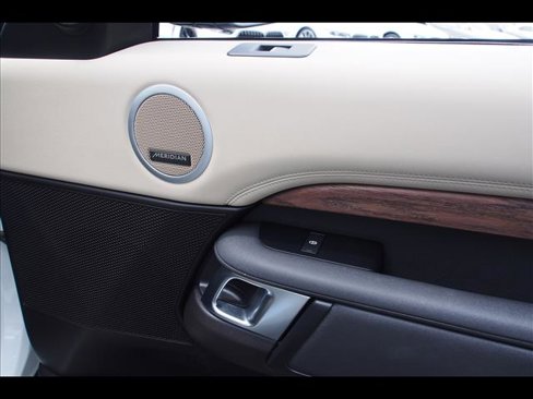 Used 2019 Land Rover Discovery HSE image 13