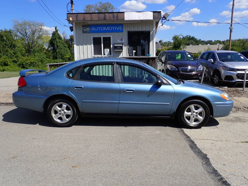 Used 2005 Ford Taurus SE image 2