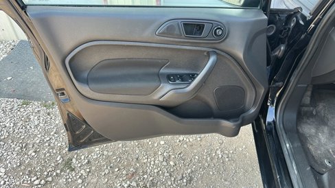 Used 2017 Ford Fiesta SE image 2