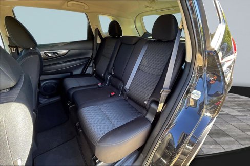 Used 2018 Nissan Rogue SV image 26