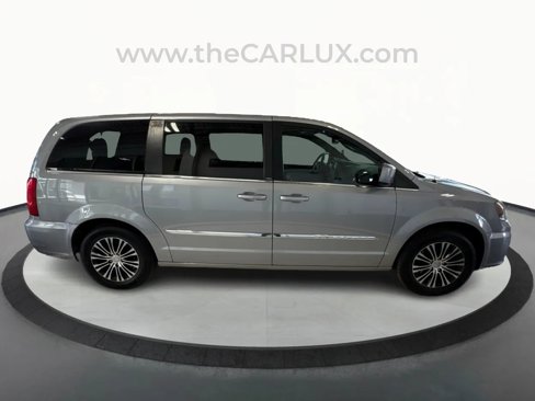 Used 2014 Chrysler Town & Country S image 8