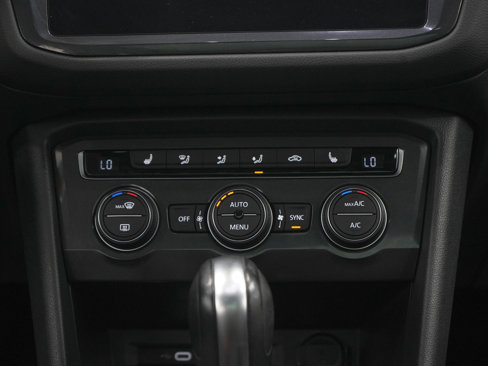 Used 2021 Volkswagen Tiguan SE w/ Panoramic Sunroof Package image 17