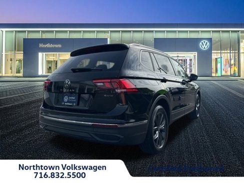 Certified 2022 Volkswagen Tiguan SE image 3