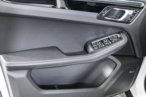 Certified 2025 Porsche Macan image 6