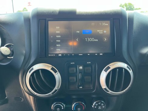 Used 2015 Jeep Wrangler Unlimited Sahara w/ Connectivity Group image 21
