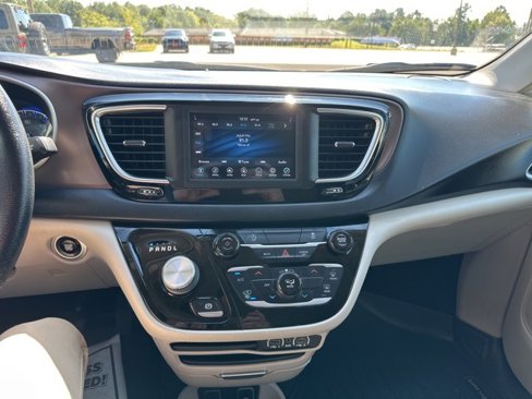 Used 2021 Chrysler Voyager Lxi image 14