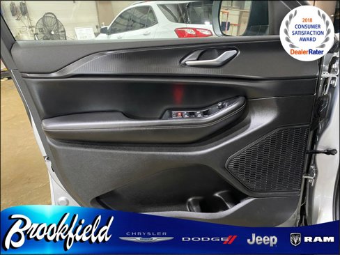 Used 2023 Jeep Grand Cherokee L Laredo image 16