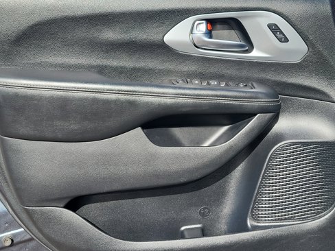 Used 2020 Chrysler Pacifica Touring-L image 6