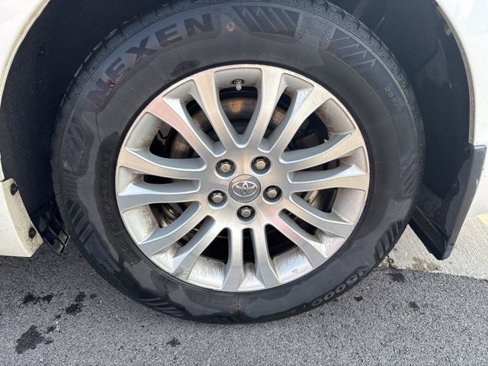 Used 2016 Toyota Sienna L image 4