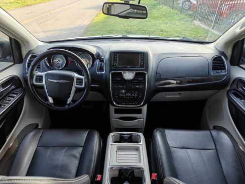 Used 2011 Chrysler Town & Country Touring-L image 21